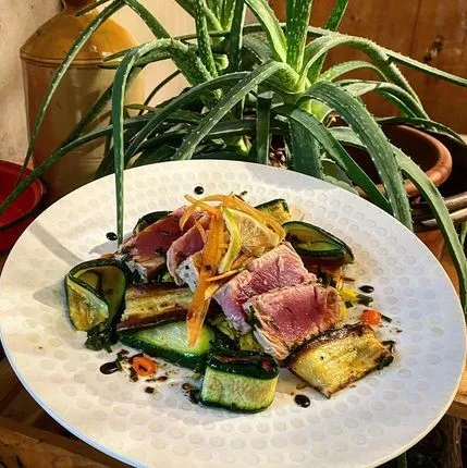 Tataki de thon rouge de label MSC, sauce soja au citron vert, riz safrané et courgettes grillées