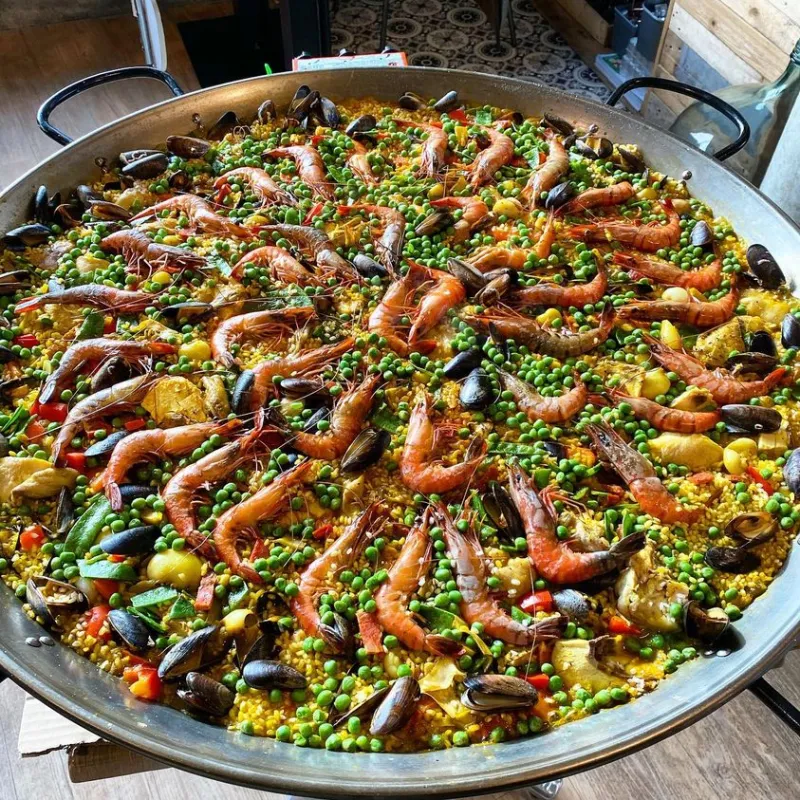 Paella du chef avec calamars , poulet, gambas , chorizo, moules quelques légumes et le bon riz bien entendu