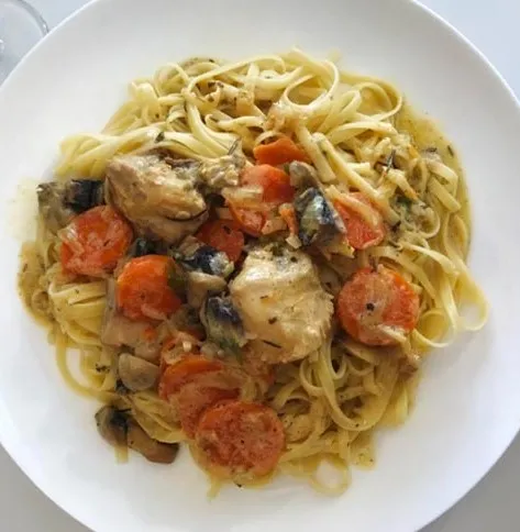 Filet de lapin avec sauce moutarde, nouilles au beurre et légumes du jour.