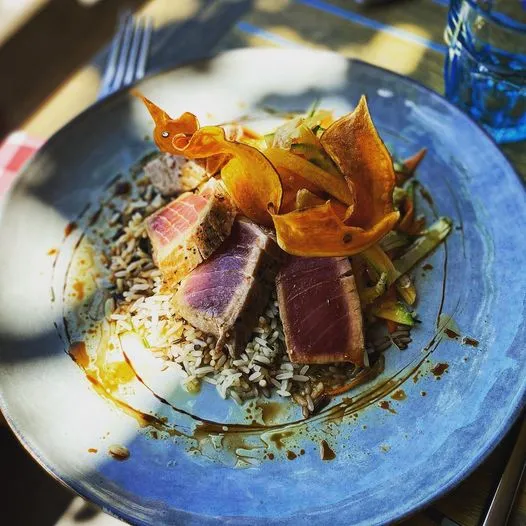 Pavé de thon rouge de pêche durable juste snaké, sauce soja, huile d’olive, riz sauvage aux herbes fraîches et légumes croquants