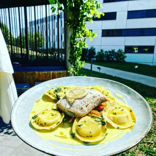 Filet de lieu jaune à la vapeur, raviolis au citron confit, petits légumes croquants