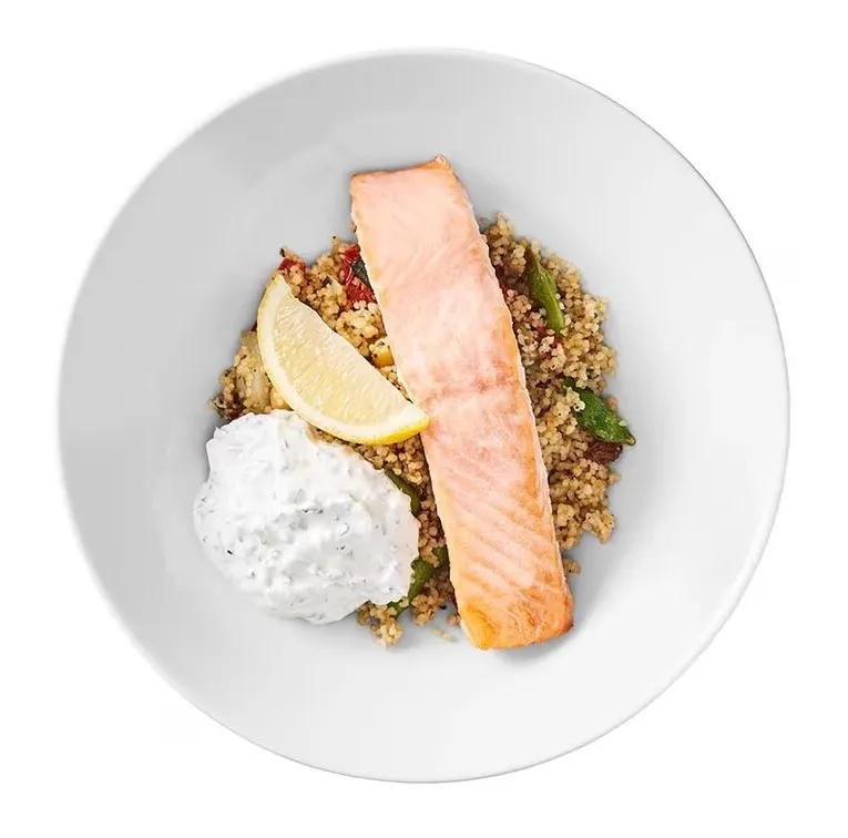 Filet de saumon avec Couscous aux légumes grillés et yogourt aux amandes.