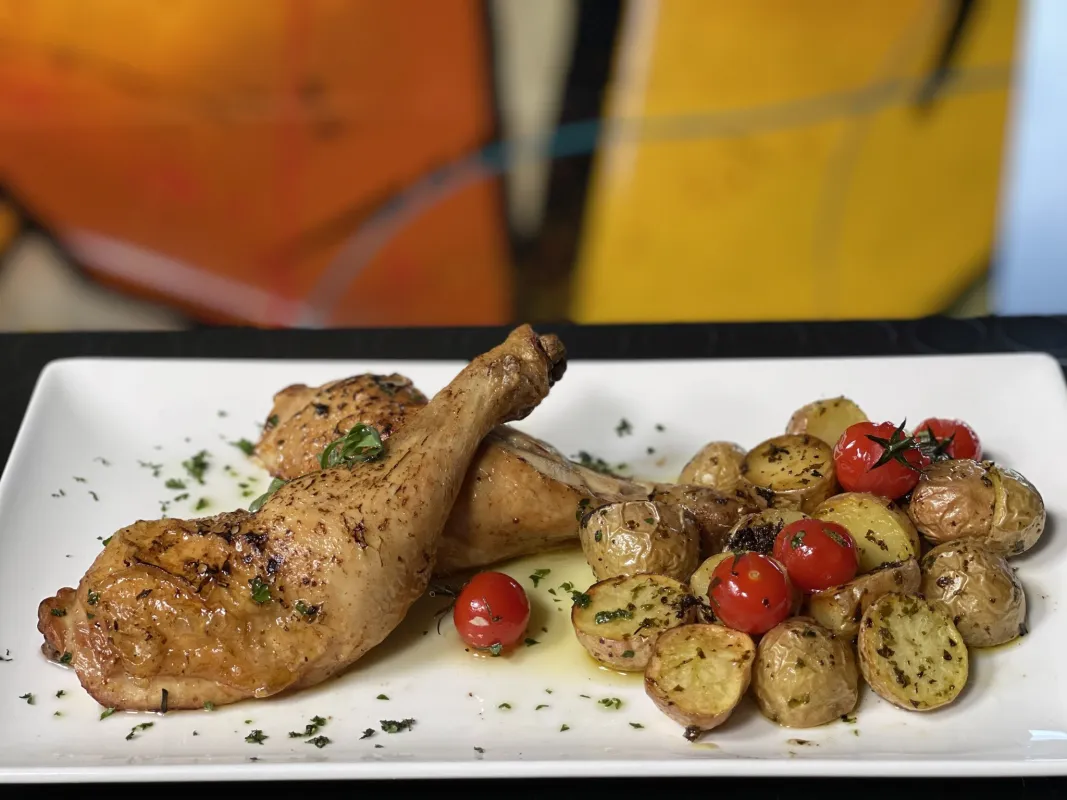 Cuisses de poulet rôties, pommes grenailles, tomates cerises confites