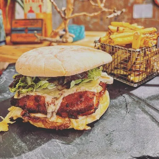 Burger de dinde panée, oignons, tomates, gruyère AOP, salade et ses frites maison