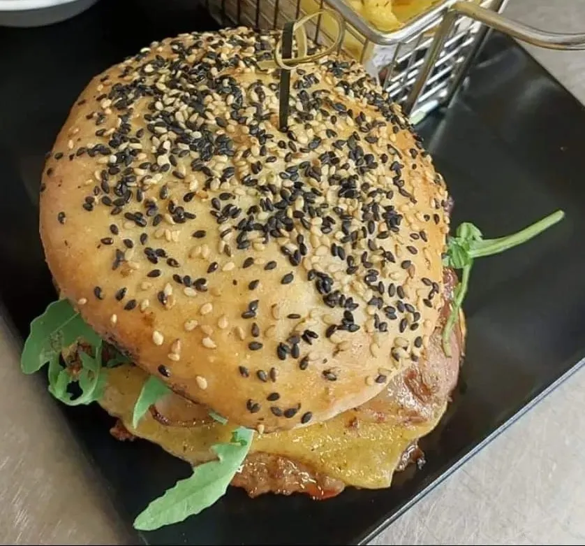 Burger la Place et pommes rissolées