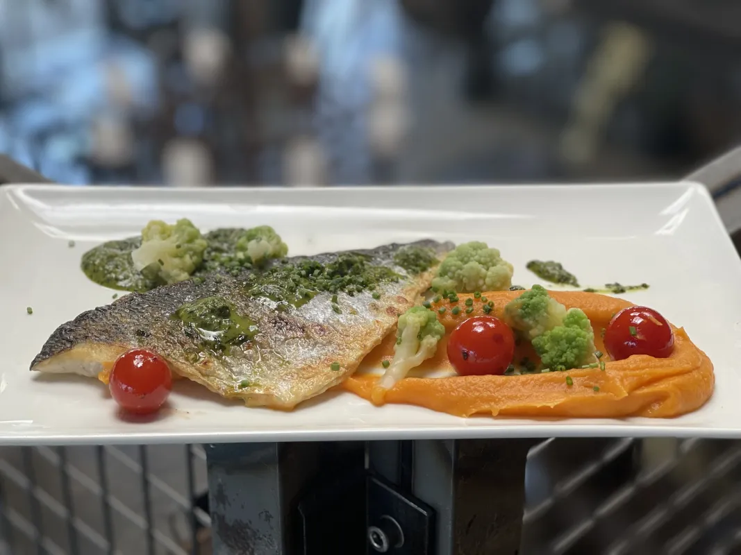 Daurade grillée, purée de patates douces, romanesco, tomates cerises, curry vert