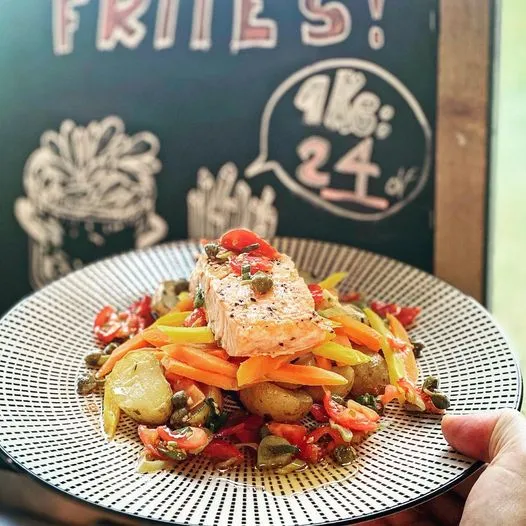 Dos de saumon d’Ecosse grillé, sauce vierges aux câpres, pommes grenailles rôties et carottés vapeur