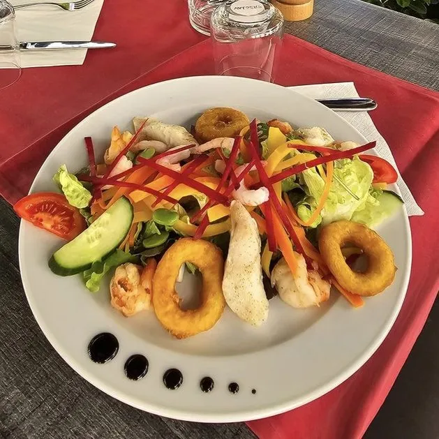 Salade océane aux gambas croustillantes, dos de morue, crevettes et calamars frits