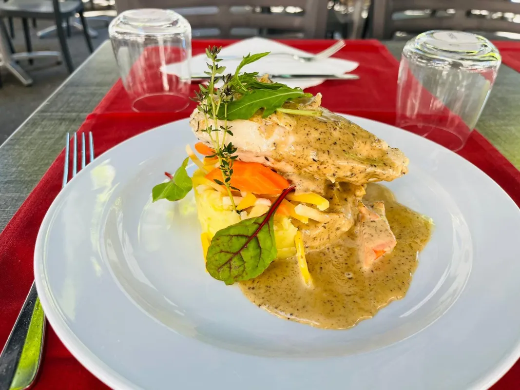 Suprême de volaille à la crème de truffe, écrasé de pommes de terre aux légumes