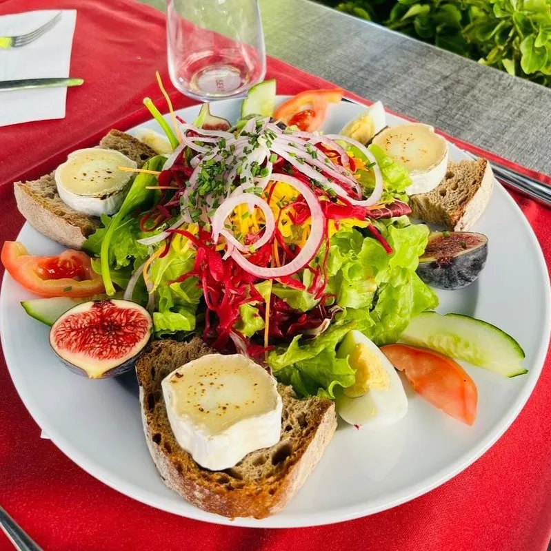 Salade de chèvre chaud gratiné au miel, figue, œuf GRTA et aux noix