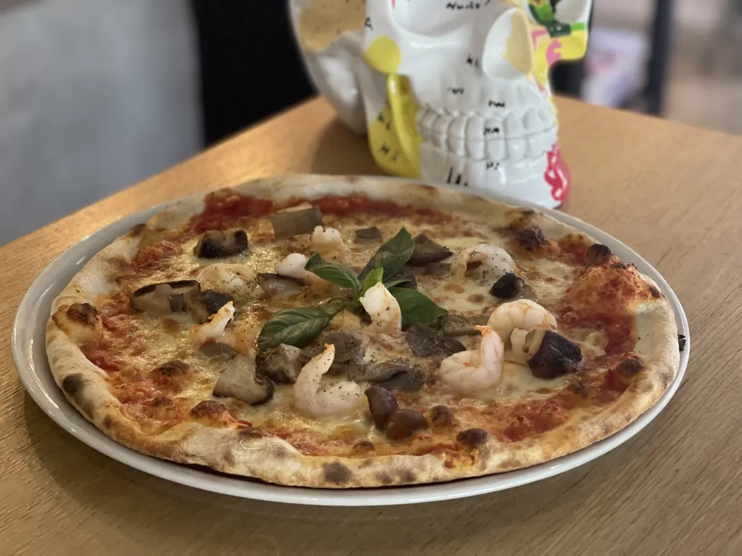 Pizza avec tomate, mozzarella, bolets, gambas