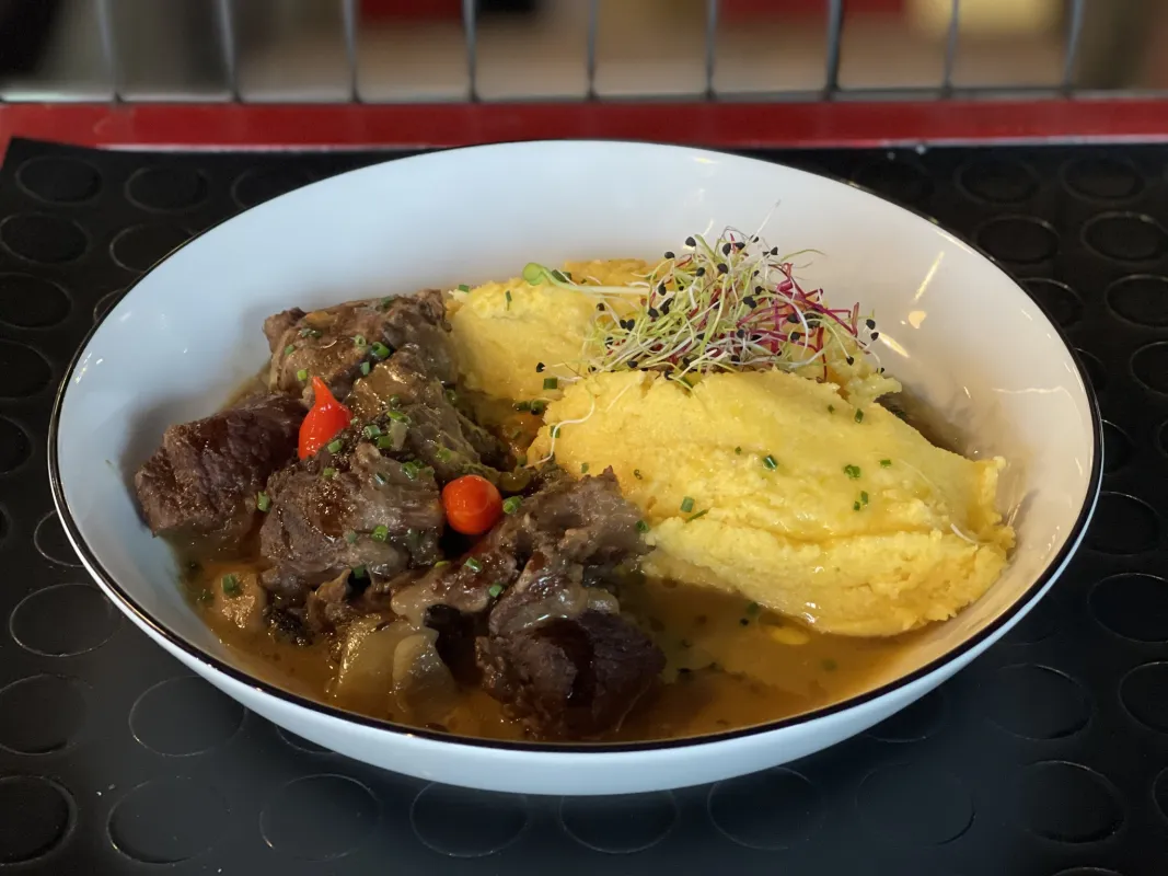 Mijoté de bœuf, polenta crémeuse au gruyère, sauce aux câpres