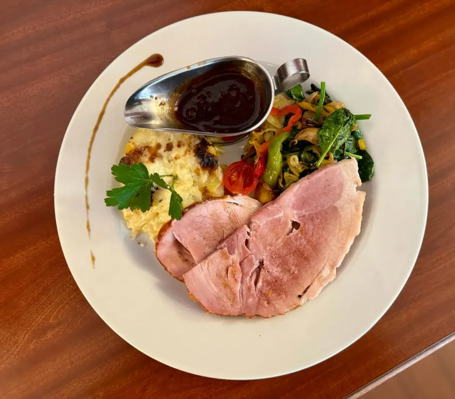 Jambon à l'os fumé, sauce porto, sauté de légumes au thym frais, gratin dauphinois