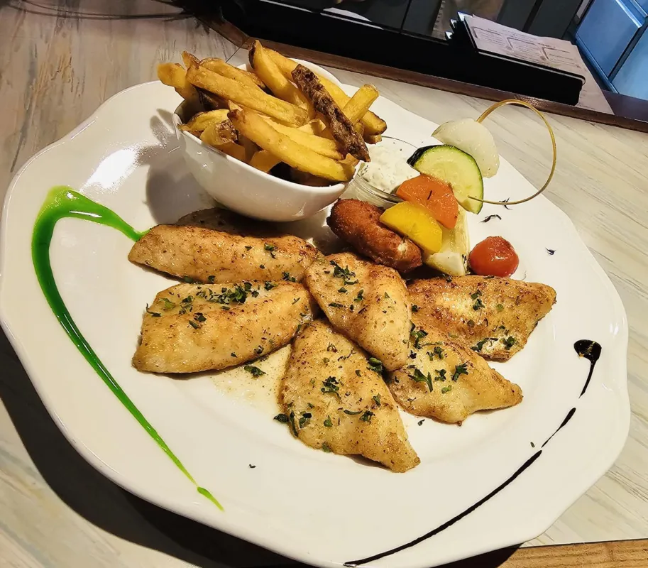 Filets de perches meunières, (RU) sauce tartare, frites maison et légumes