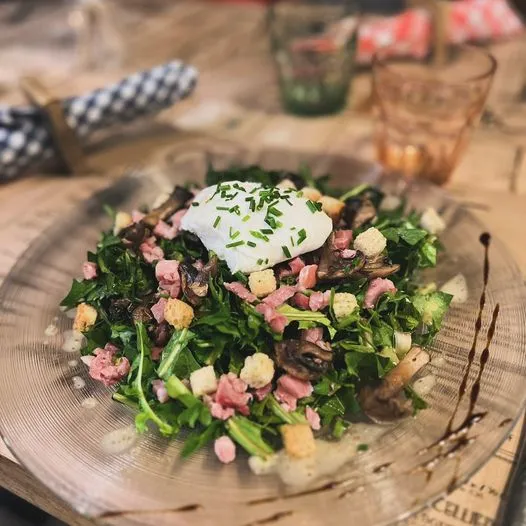 Salade de dent de lion , vinaigrette à la moutarde à l’ancienne et huile de noix, lardons, champignons, œuf poché et croûtons
