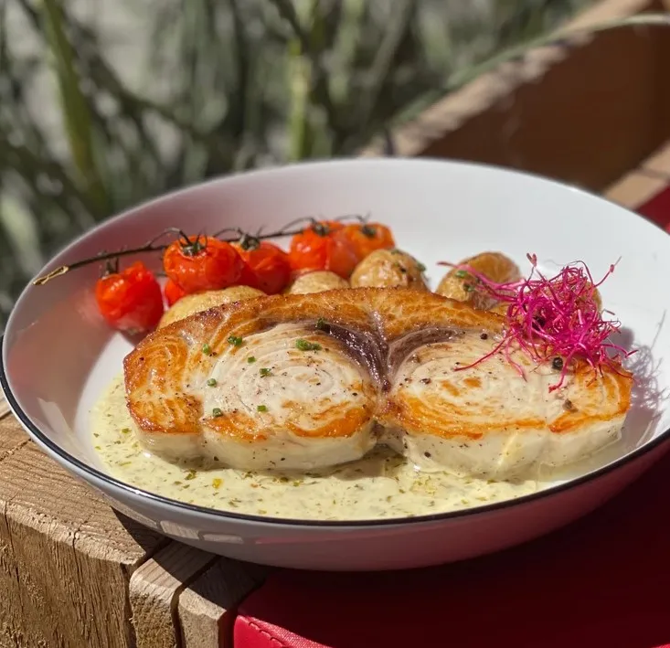 Pavé d'espadon grillé, pommes de terre grenaille, tomates cerises rôties, sauce coriandre