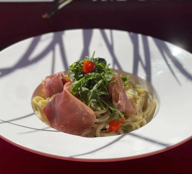 Linguines crémées au gorgonzola, jambon de parme, roquette