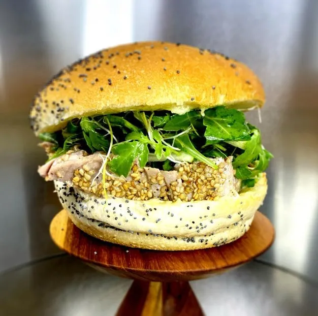 Burger Onithon Shinua : Bun au pavot, steak de thon et sésame bio , poussses d'oignons fraîches, pomme granny smith, salade roquette, pipette de Yuzu et mayo maison au wasabi