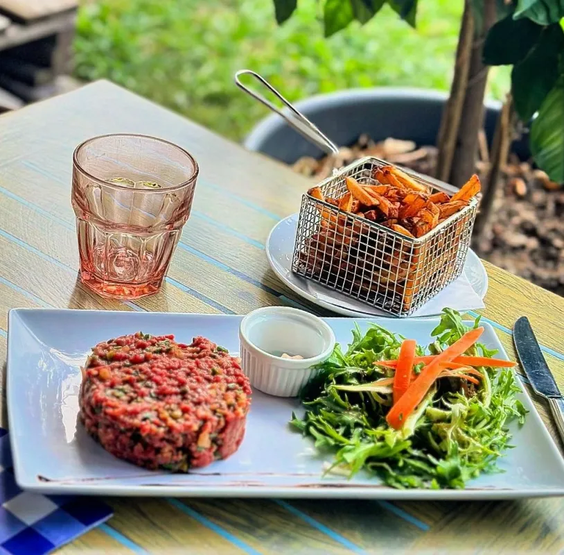 Tartare de bœuf de la boucherie de Maillefer assaisonné par le chef et ses frites maison
