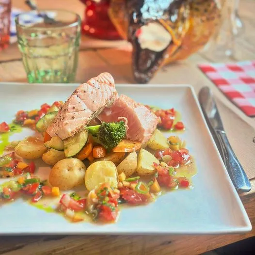 Dos de saumon d’Ecosse juste snaké à la plancha, sauce vierge à la nectarine pommes de terre grenailles et légumes