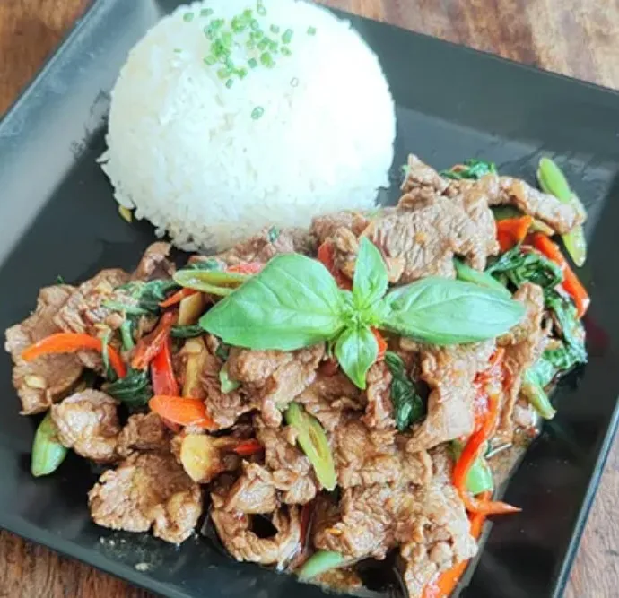 Bœuf sauté au basilic Thaï (Pad krapaow Nua) accompagné de riz jasmin