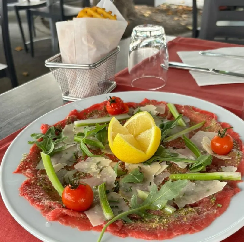 Carpaccio de bœuf aux copeaux de parmesan et bâtonnets de céleri, pommes gaufrettes
