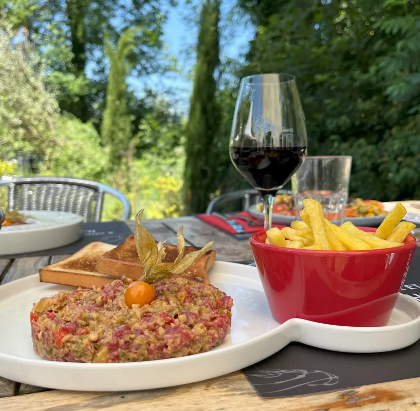 Tartare du jour Dolce Vita : tomates séchées, pignons et limoncello, servi avec frites, toasts et beurre