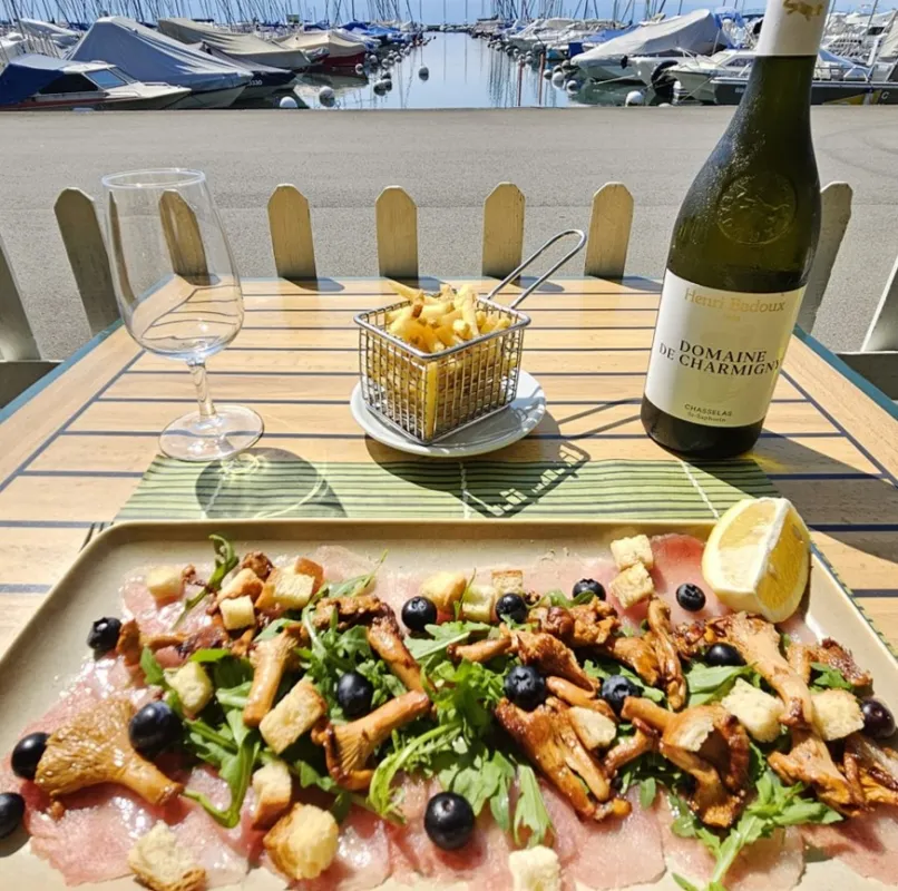 Carpaccio de thon aux chanterelles, myrtilles, croutons et yuzu, pommes frites