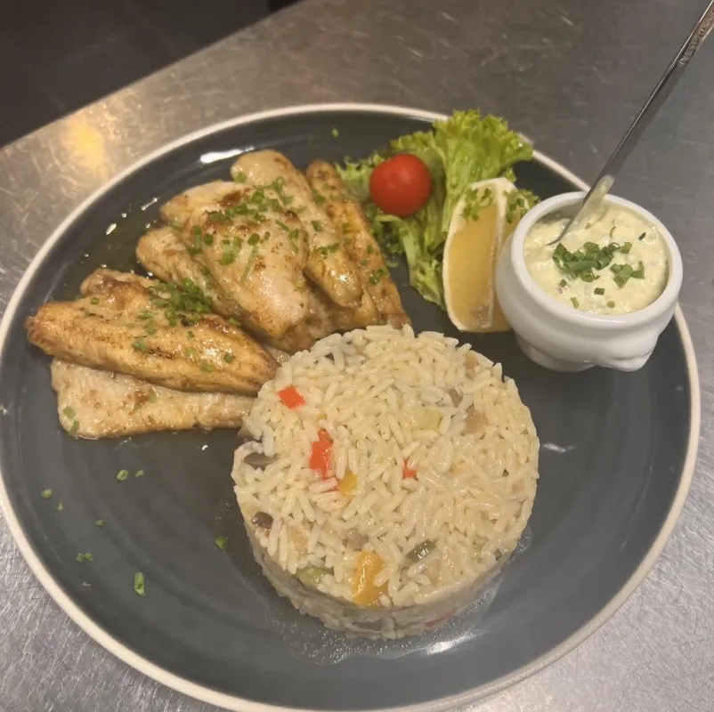 Filets de perche frais au beurre citronné, riz aux petits légumes