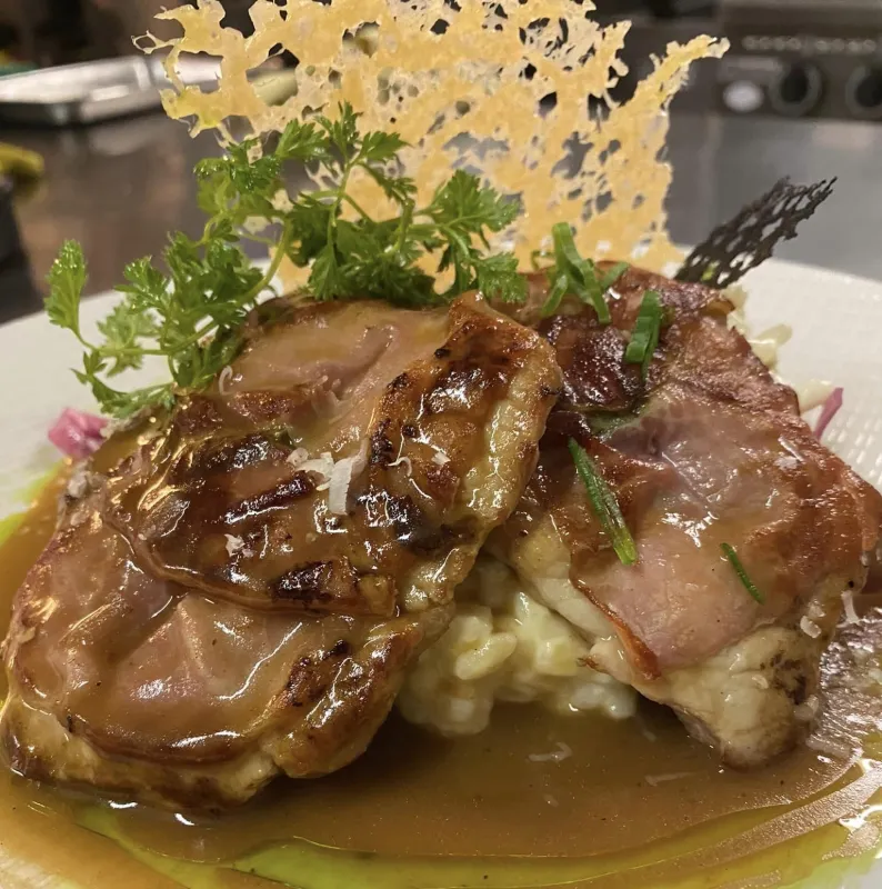 Saltimbocca de porc, risotto carnaroli, chips de parmesan et jus de viande à la sauge