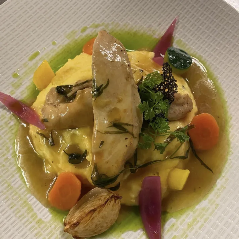 Filet de poulet en basse température, laqué au citron et à l'estragon, légumes de saison, polenta crémeuse