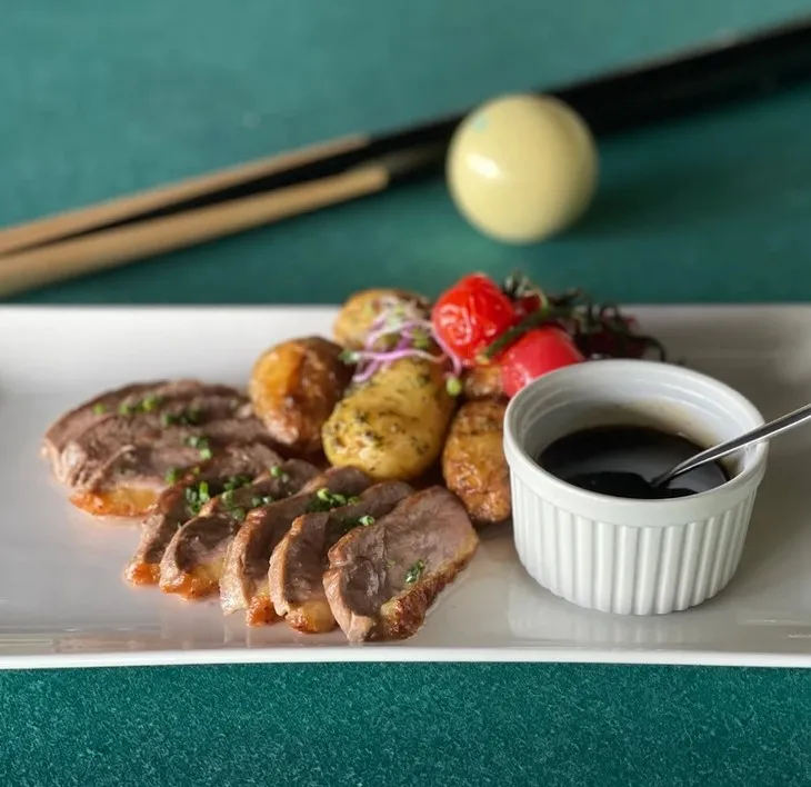 Tagliata de canard, pommes de terre grenaille, tomates cerises, sauce miel