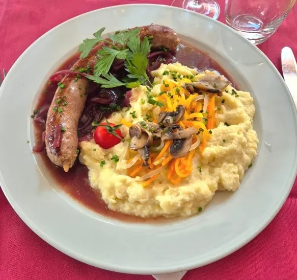 Saucisse à rôtir grillée, sauce aux échalotes, purée de pommes de terre, petits légumes