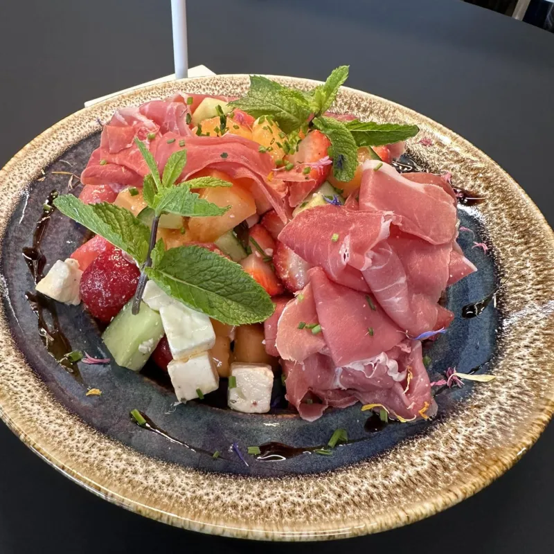 Salade estivale au jambon Serrano (melon, fraise, pastèque, féta, menthe)