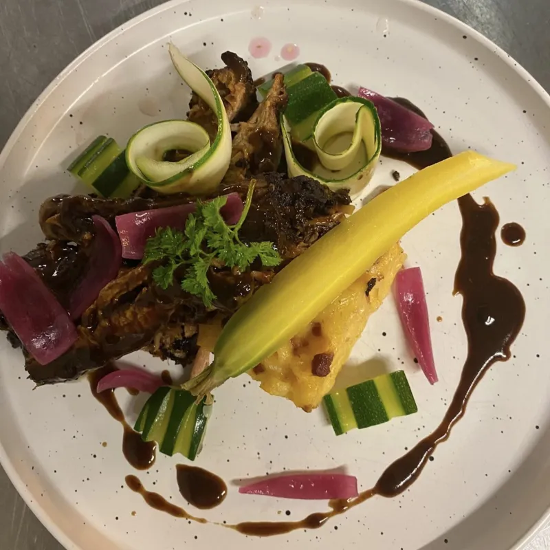 Travers de porc confits au miel, jus au thym, mac and cheese et légumes