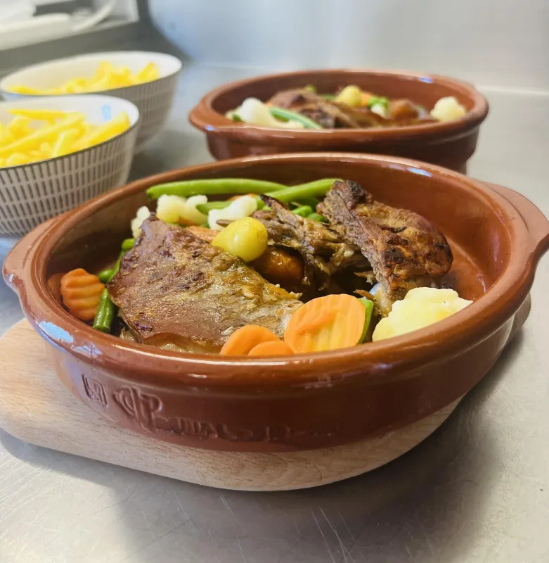Agneau au four, pommes de terre et légumes