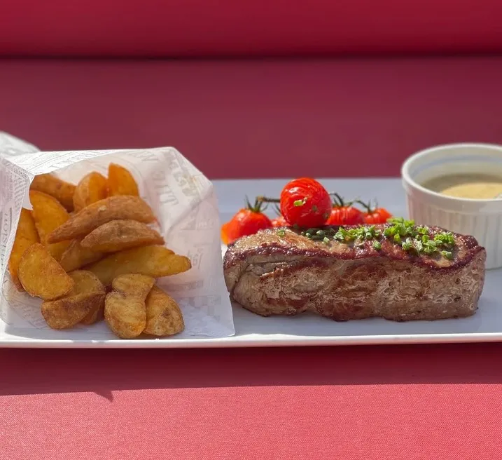Faux filet de bœuf grillé, potatoes maison, tomates cerises rôties, sauce poivre