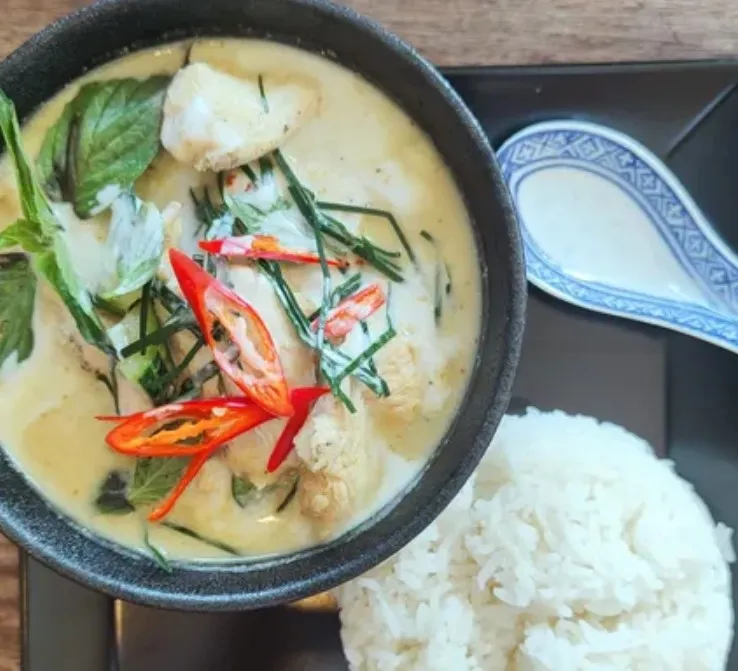 Emincé de poulet au curry vert « Kaeng Khiao Wan Kaï », avec du lait de noix de coco et courgettes, le tout accompagné de riz jasmin