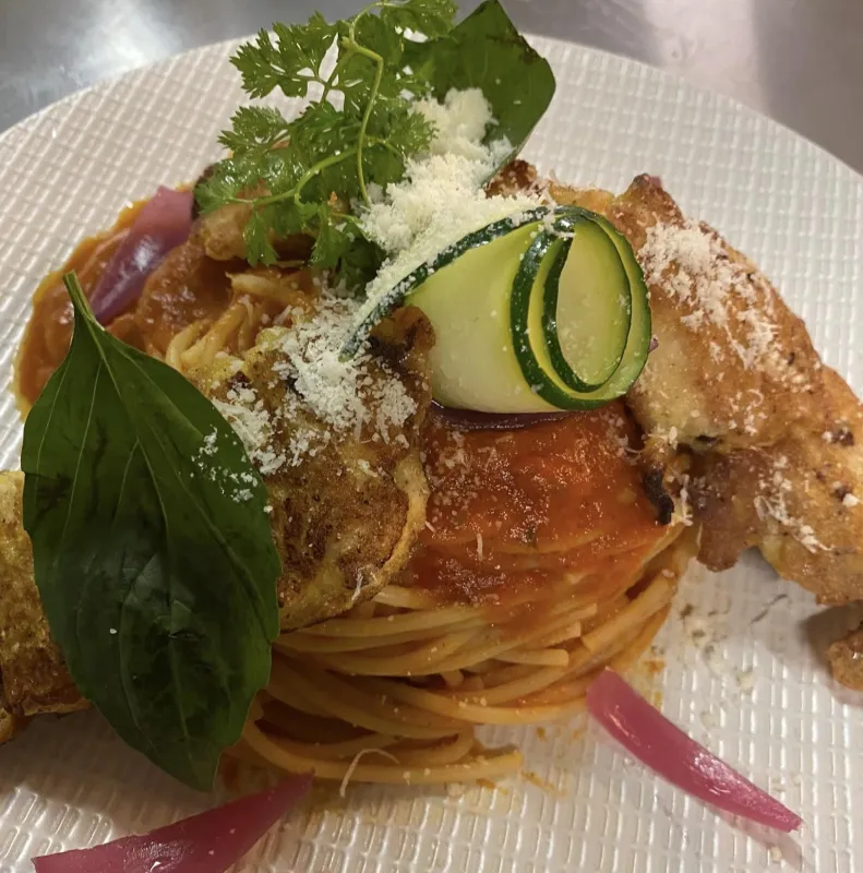 Piccata milanaise de volaille, sauce tomate mijotée et spaghettis