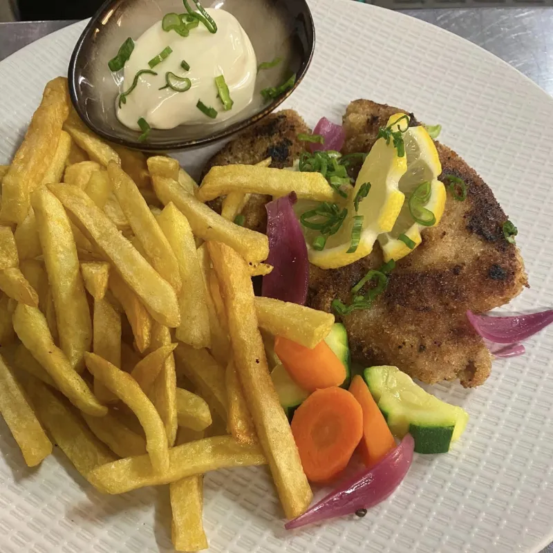Cordon bleu de porc au jambon cru, frites maison et légumes