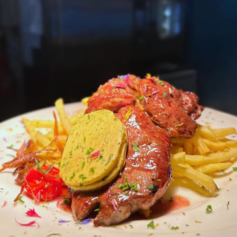 Entrecôte parisienne de bœuf, beurre café de Paris, frites