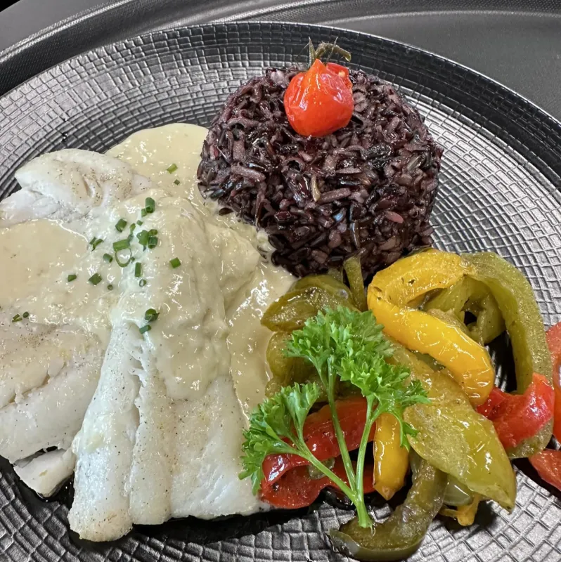 Filet de sandre, beurre blanc, poêlée de poivrons et riz noir