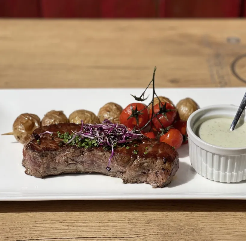 Faux filet de bœuf grillé, pommes de terre grenaille, beurre café de Paris