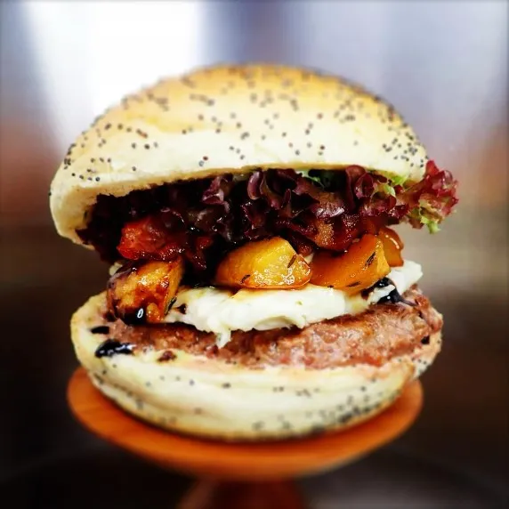 Burger Kedichi : Bun artisanal au pavot de notre boulanger (CH), steak Beefore (150g, CH), gorgonzola doux, bacon grillé, poire (CH) au four parfurmée au miel et thym, réduction de vinaigre balsamique, salade et mayo maison au miel et thym
