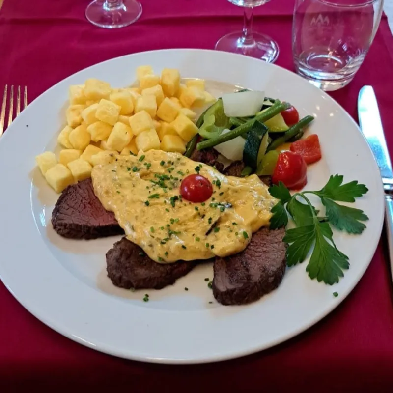 Rôti de bœuf, sauce béarnaise, pommes rissolées, petits légumes