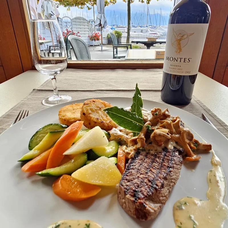 Rumpsteak de cheval aux chanterelles, galettes de rösti, légumes du marché