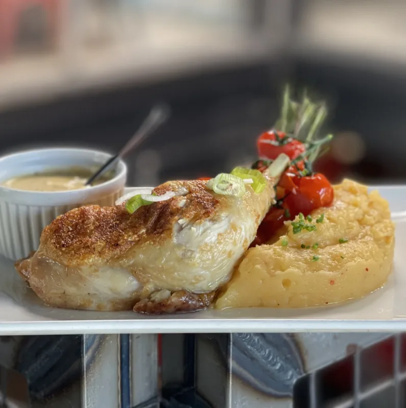 Cuisse de poulet rôtie, écrasé de pommes de terre, sauce moutarde à l'ancienne