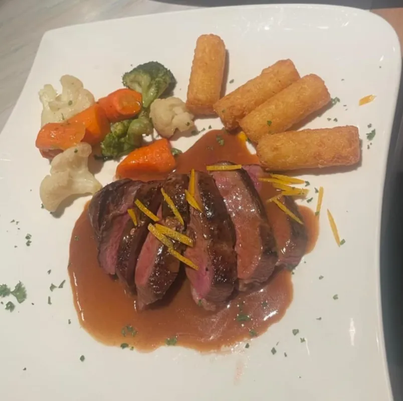 Aiguillette de canard (HU), sauce à l'orange, rôtis maison et légumes frais
