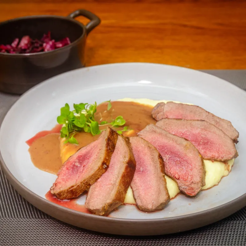 Entrecôte de sanglier Genevois, purée de pommes de terre, tombée de choux rouge, jus aux airelles