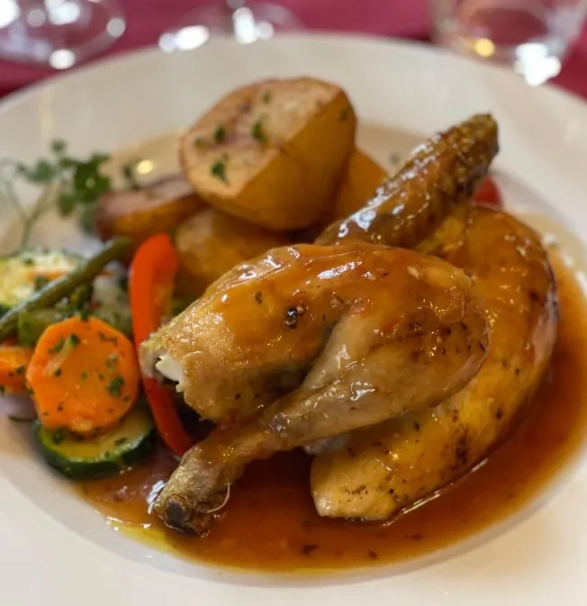Demi-poulet Suisse et son jus aux herbes, pommes fondantes, petits légumes